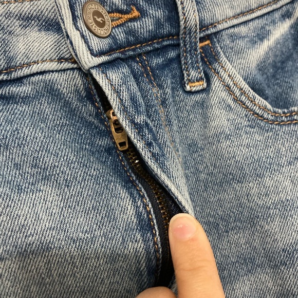 Hollister Ultra High-Rise Mom Jean 0S W24 L25 - Picture 6 of 10